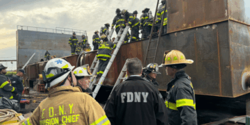Explosión en astillero de Nueva York deja un muerto y decenas de heridos