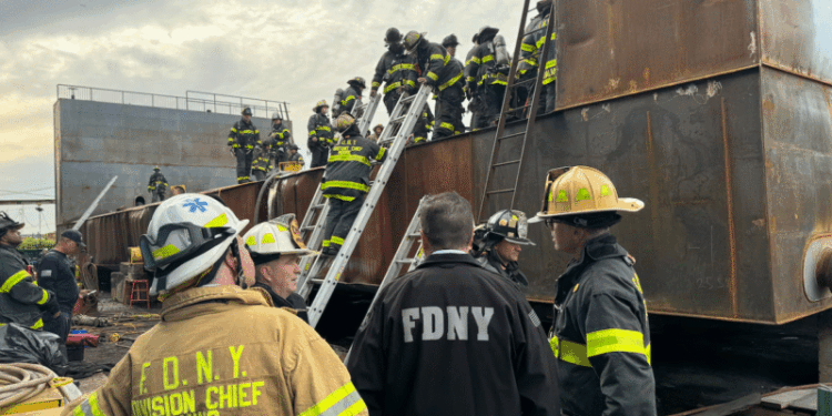 Explosión en astillero de Nueva York deja un muerto y decenas de heridos