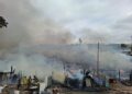 Llamas humo incendio vivienda madera