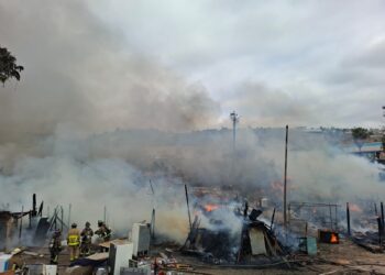 Llamas humo incendio vivienda madera