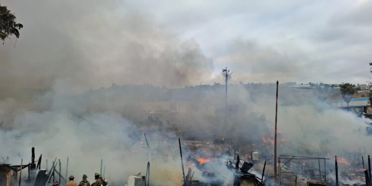 Llamas humo incendio vivienda madera