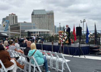 Honran a soldados caídos con emotiva ceremonia y sobrevuelo sobre la Bahía de San Diego