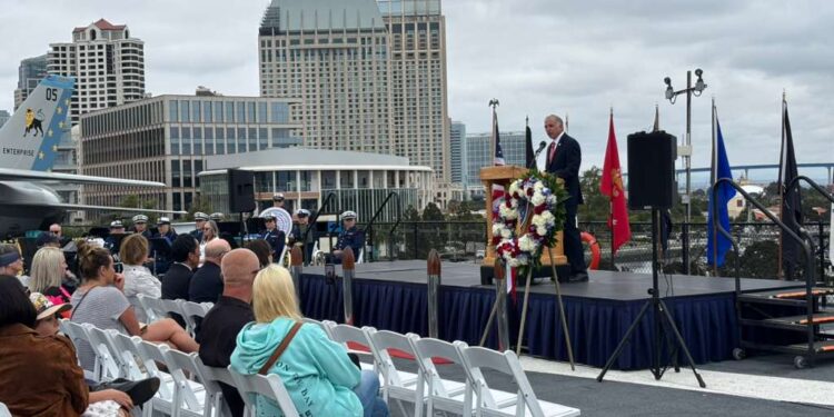Honran a soldados caídos con emotiva ceremonia y sobrevuelo sobre la Bahía de San Diego