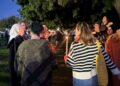 Cientos de personas de reunen en vigilia y claman por la paz tras tiroteo en centro religioso