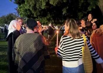 Cientos de personas de reunen en vigilia y claman por la paz tras tiroteo en centro religioso
