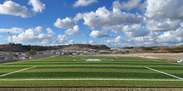 Avanza instalación de pasto sintético en unidades deportivas de Tijuana