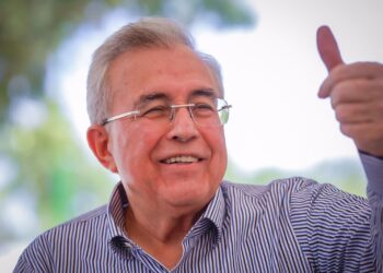 Exgobernador Rocha Moya comparece ante la FGR en Culiacán