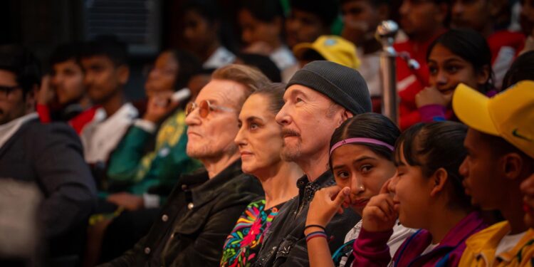 Claudia Sheinbaum encabezó evento con U2 en Ciudad de México