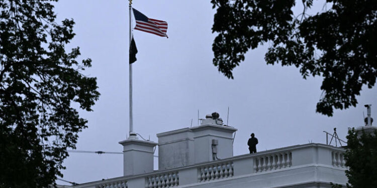 Atacante abatido en la Casa Blanca tenía orden de restricción vigente y un largo historial de incidentes