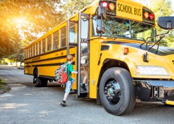 Altos precios del diésel asfixian los presupuestos escolares en Estados Unidos