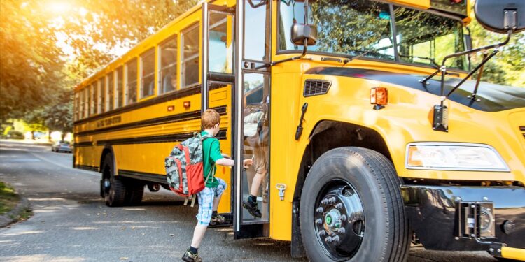 Altos precios del diésel asfixian los presupuestos escolares en Estados Unidos