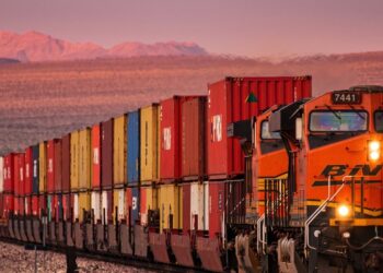 Encuentran seis cuerpos en tren de carga en Laredo, Texas