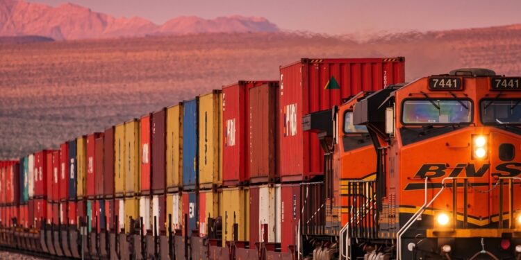 Encuentran seis cuerpos en tren de carga en Laredo, Texas