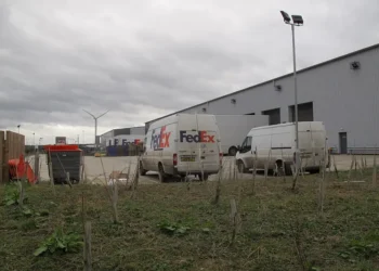 Acusan a cinco hombres por robar mercancía de Louis Vuitton en camiones de FedEx