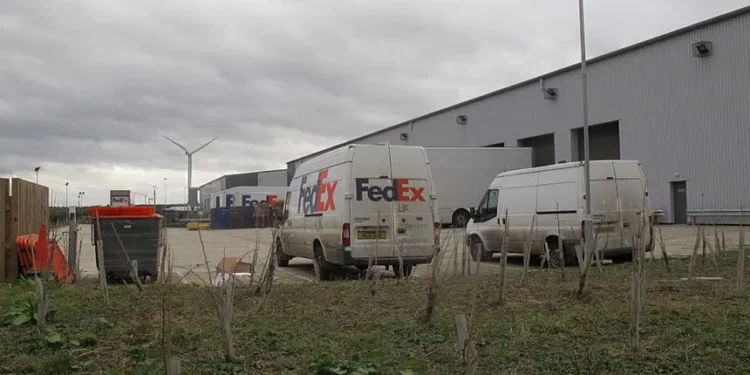 Acusan a cinco hombres por robar mercancía de Louis Vuitton en camiones de FedEx