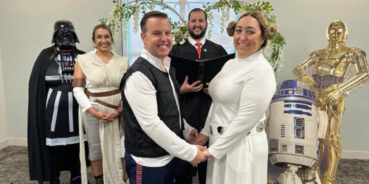 Alcalde de Chula Vista renueva votos al estilo Star Wars en San Diego
