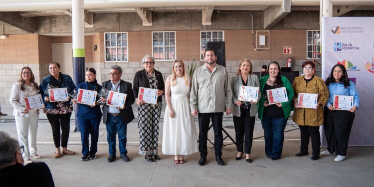 Burgueño conmemora el Día del Maestro con docentes del Consejo de Seguridad Escolar