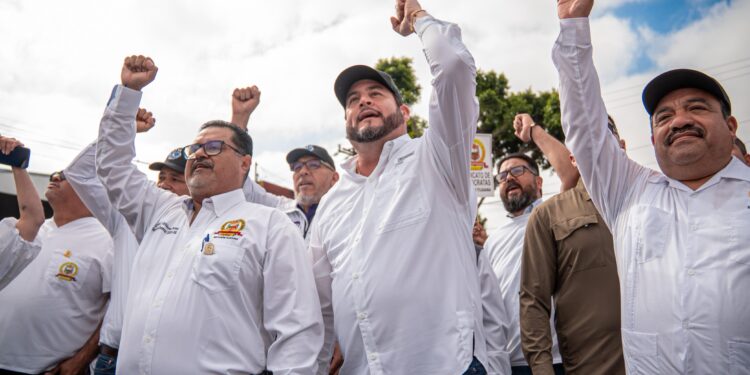 Burgueño encabeza desfile por el Día del Trabajo organizado por la CTM en Tijuana