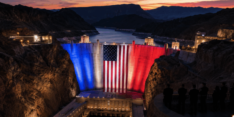 Hoover Dam se ilumina con colores patrióticos por Memorial Day y America250