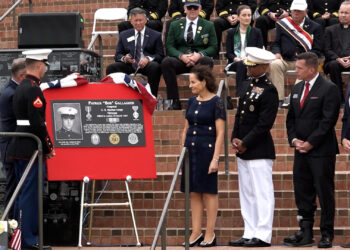 Rinden homenaje en el Día de los Caídos a marine irlandés por su heroísmo en la Guerra de Vietnam
