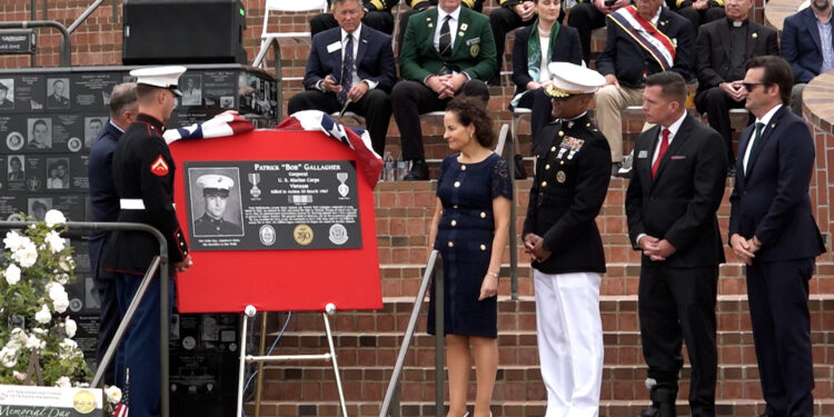 Rinden homenaje en el Día de los Caídos a marine irlandés por su heroísmo en la Guerra de Vietnam