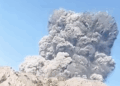 Erupción del monte Dukono deja tres excursionistas muertos en Indonesia