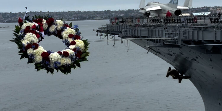 Honran a soldados caídos con emotiva ceremonia y sobrevuelo sobre la Bahía de San Diego