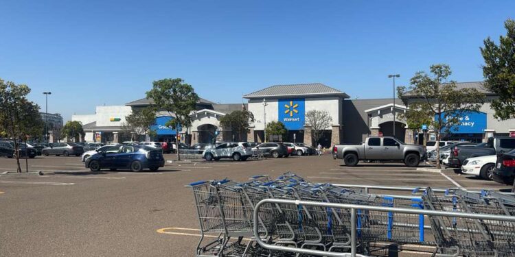 Hombre de 18 años muere tras tiroteo en estacionamiento de Walmart en Chula Vista