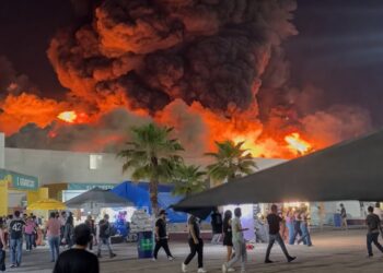 Incendio en Feria de Tabasco deja cinco muertos y consume zona de locales