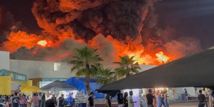 Incendio en Feria de Tabasco deja cinco muertos y consume zona de locales
