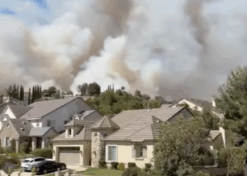 Incendio Sandy amenaza viviendas y provoca evacuaciones en Simi Valley