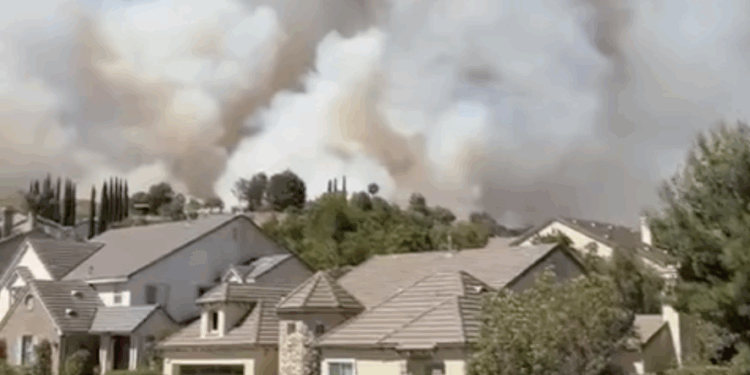 Incendio Sandy amenaza viviendas y provoca evacuaciones en Simi Valley