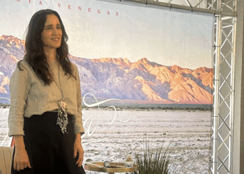 Julieta Venegas regresa a Tijuana con nueva gira y habla sobre los migrantes