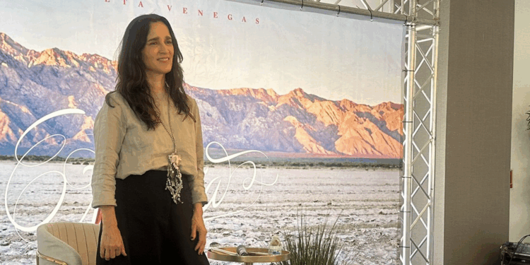 Julieta Venegas regresa a Tijuana con nueva gira y habla sobre los migrantes
