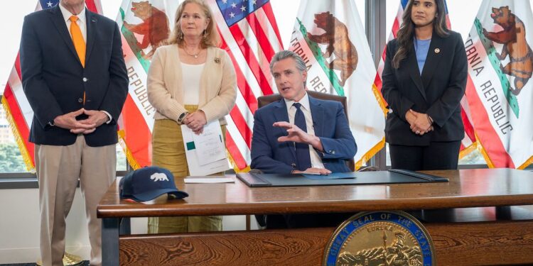 Newsom firma ley para proteger elecciones en California