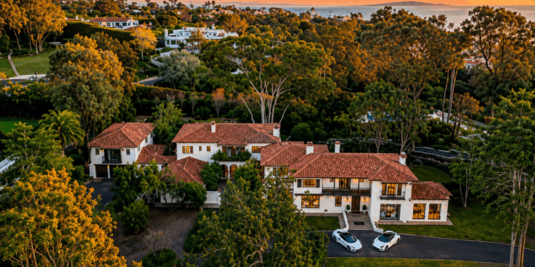 Reaparece en el mercado inmobiliario la emblemática mansión Versalles de La Jolla.