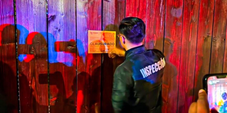 Clausuran fiesta clandestina con menores consumiendo alcohol en Tijuana