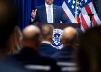 Jefe del DHS busca prohibir viajes internacionales en ciudades santuario