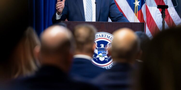 Jefe del DHS busca prohibir viajes internacionales en ciudades santuario