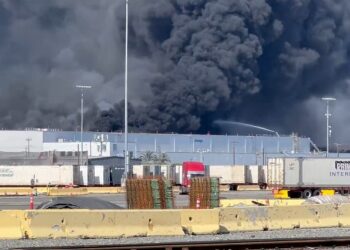 Fuerte incendio consume paneles solares en bodega de Los Ángeles