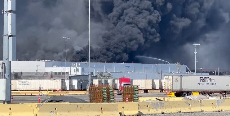 Fuerte incendio consume paneles solares en bodega de Los Ángeles