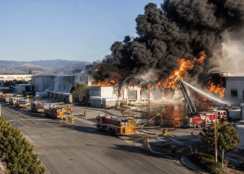 Incendio destruye almacén médico en California