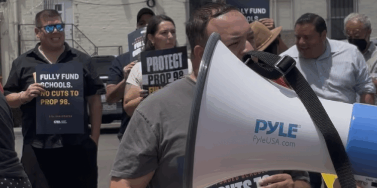 Maestros protestan por fondos de educación pública