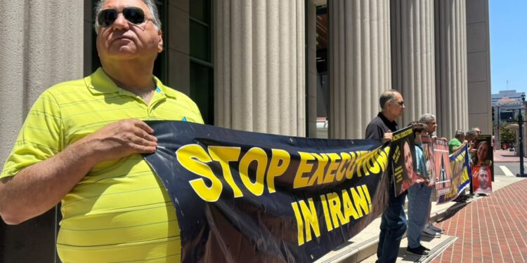 Protestan en San Diego contra ejecuciones y guerra en Irán en plena euforia del fútbol