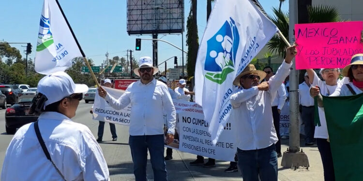 Jubilados de la CFE protestan por recortes a sus pensiones