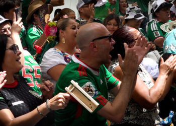Mexicanos en San Diego viven la afición del fútbol del juego inaugural contra Sudáfrica