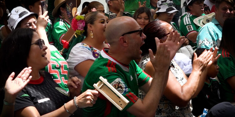 Mexicanos en San Diego viven la afición del fútbol del juego inaugural contra Sudáfrica