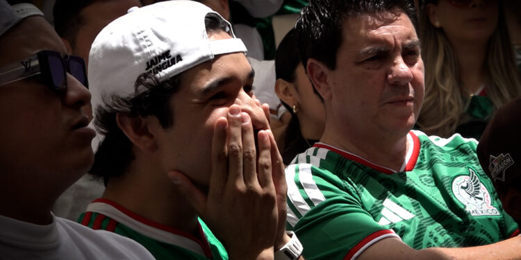 Mexicanos en San Diego viven la afición del fútbol del juego inaugural contra Sudáfrica