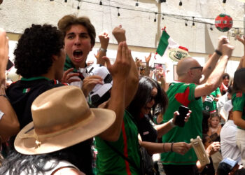 Mexicanos en San Diego viven la afición del fútbol del juego inaugural contra Sudáfrica