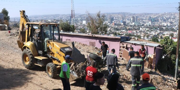Retiran más de 90 toneladas de basura pesada en Tijuana